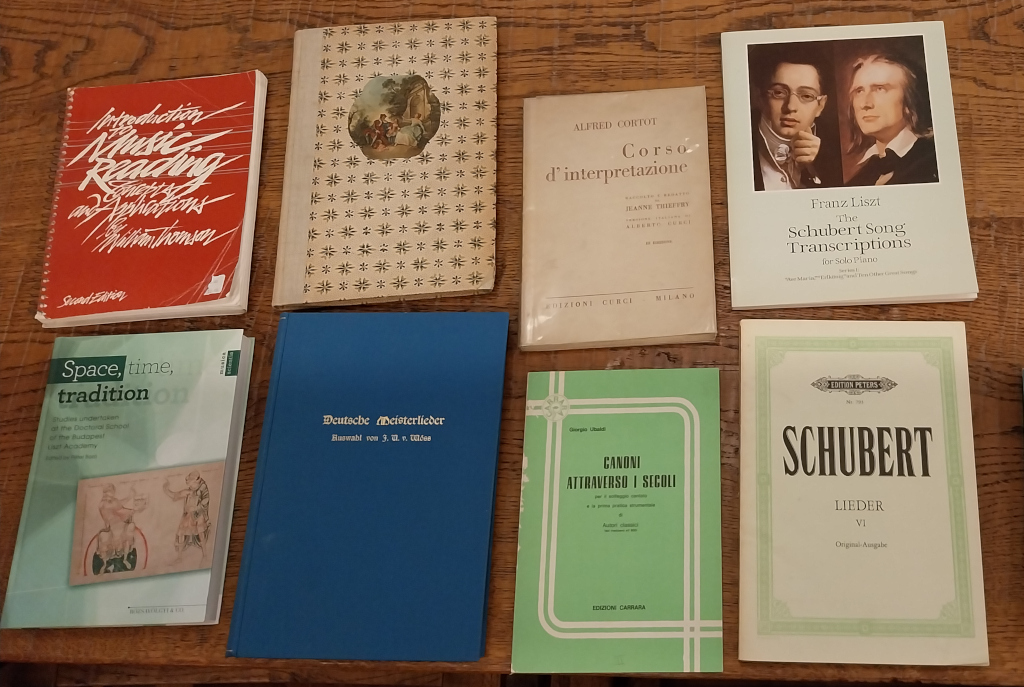 Una immagine di insieme di alcuni libri del conservatorio.