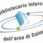 Logo del Sistema Bibliotecario area di Dalmine. Simula un modello atomico con un libro stilizzato al centro e quattro palline che ruotano su orbite circolari attorno al libro.